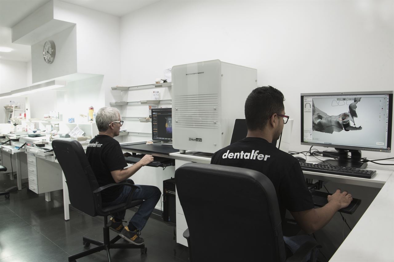 Equipo de dentalfer trabajando con el escáner y el software CAD-CAM