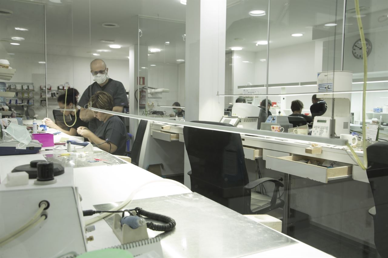 Sala principal del laboratorio dentalfer con los técnicos en sus puestos