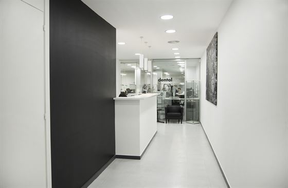 Acceso y sala de espera del laboratorio dentalfer