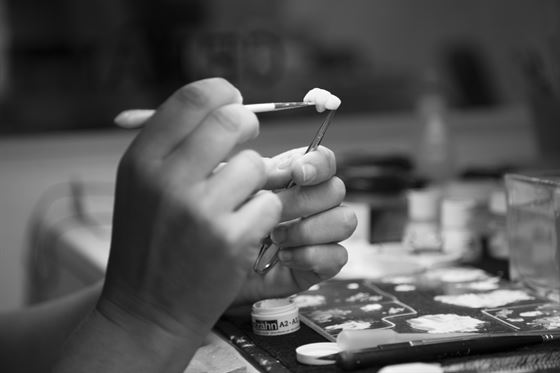 Acabado a pincel de una pieza dental